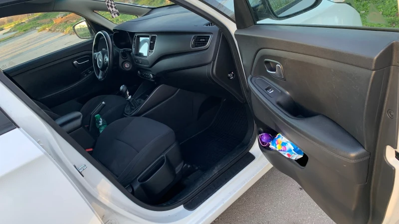 Kia Carens 1.6 , снимка 13 - Автомобили и джипове - 52860572