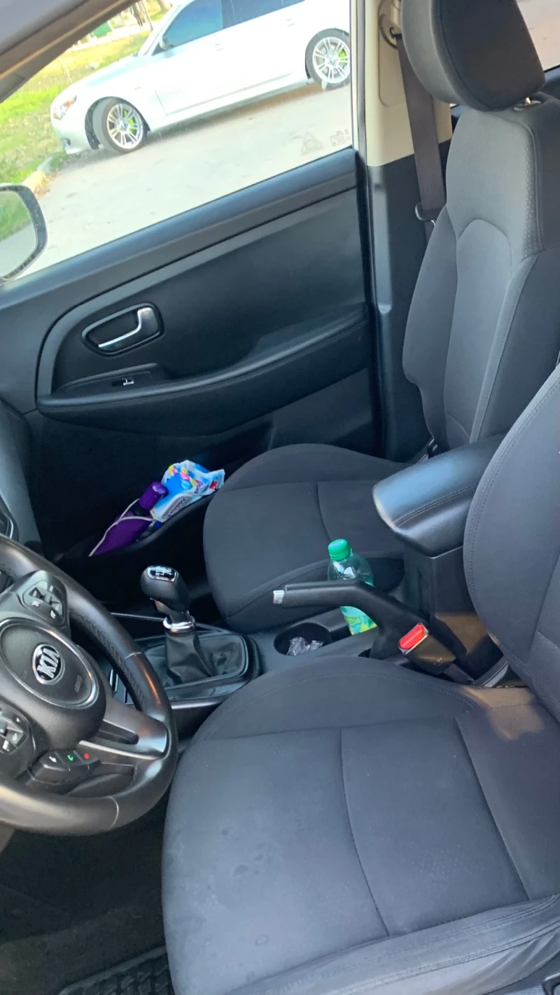 Kia Carens 1.6 , снимка 17 - Автомобили и джипове - 52860572