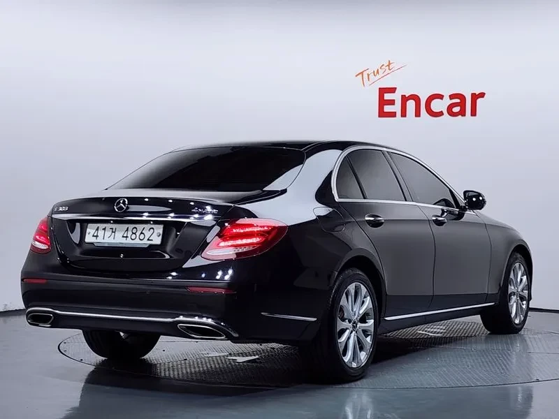 Mercedes-Benz E 300 4MATIC - САМО 30% АВАНС, снимка 2 - Автомобили и джипове - 56266486