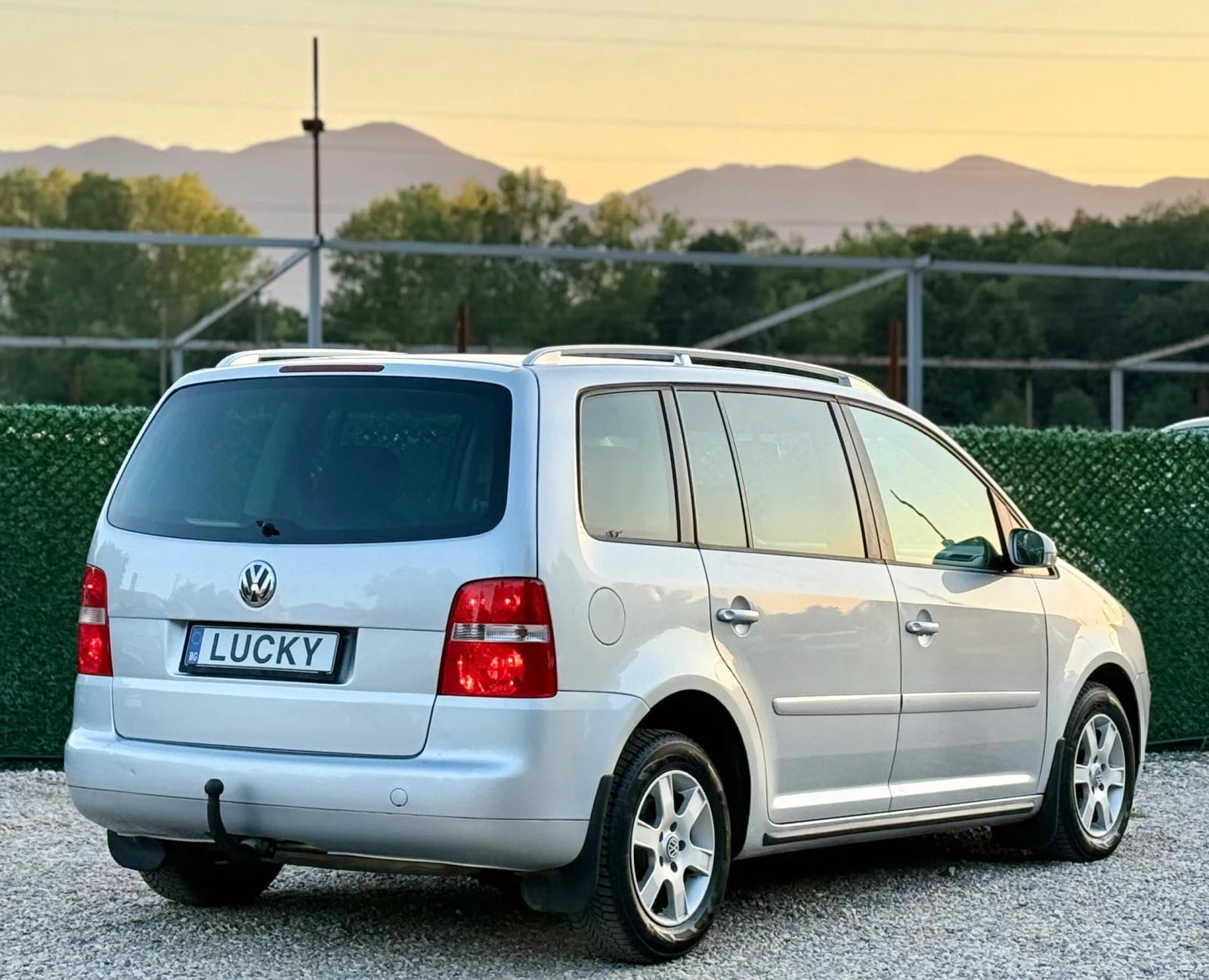 VW Touran 2.0TDi AVTOMAT, снимка 7 - Автомобили и джипове - 55467879