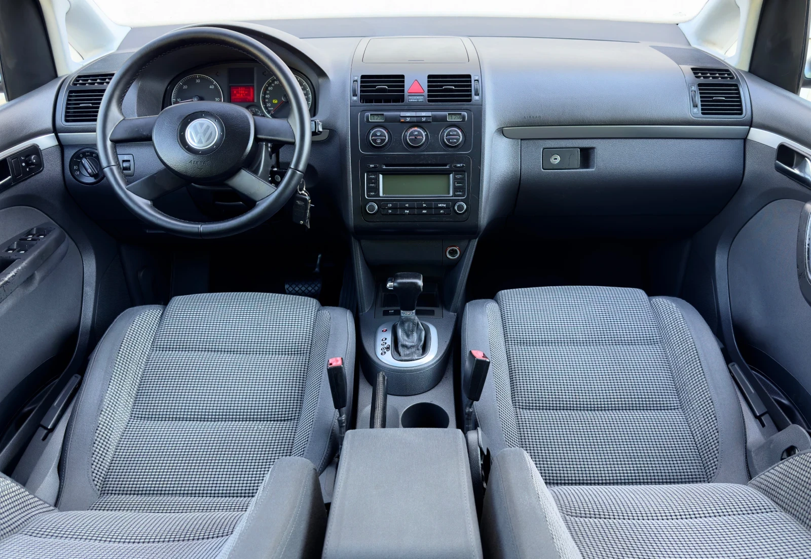 VW Touran 2.0TDi AVTOMAT, снимка 11 - Автомобили и джипове - 55467879