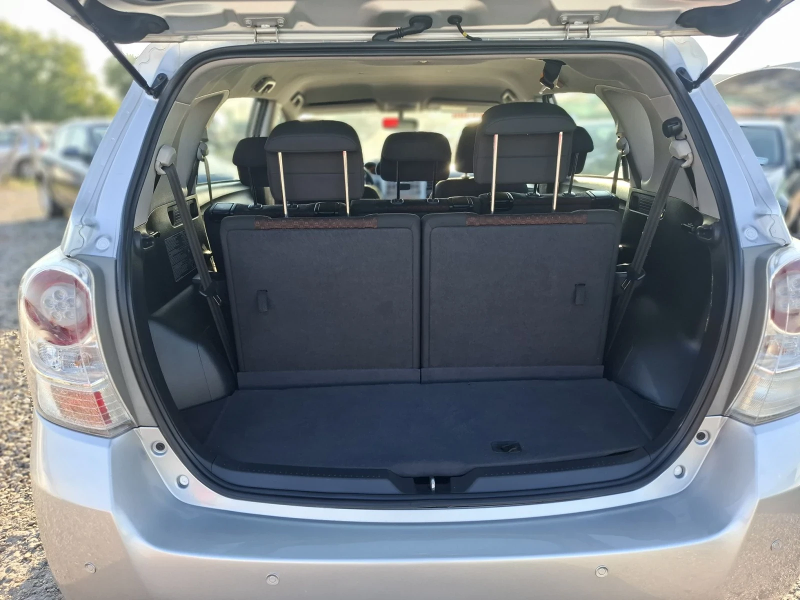 Toyota Verso 1.8i -147 к.с. 6+ 1mesta, снимка 12 - Автомобили и джипове - 55985405