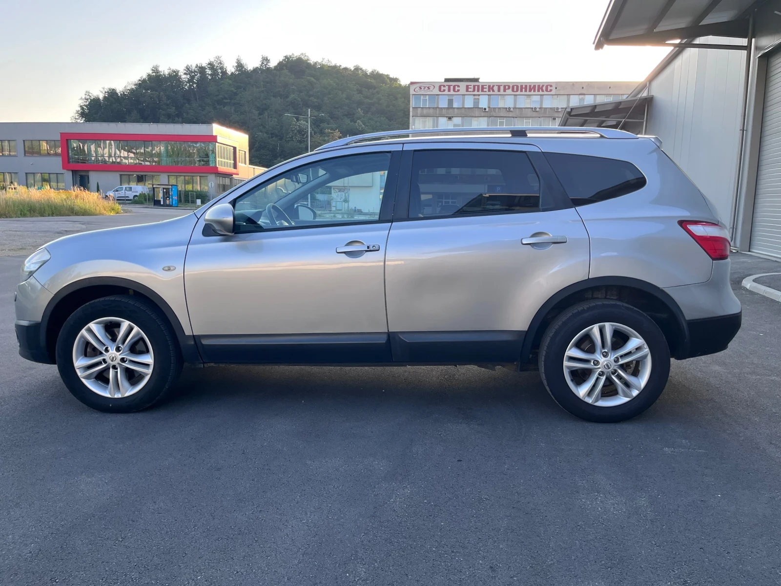 Nissan Qashqai 1.6 dCi * * Navi * * Panorama * * Qashqai+ 2, снимка 4 - Автомобили и джипове - 55143466