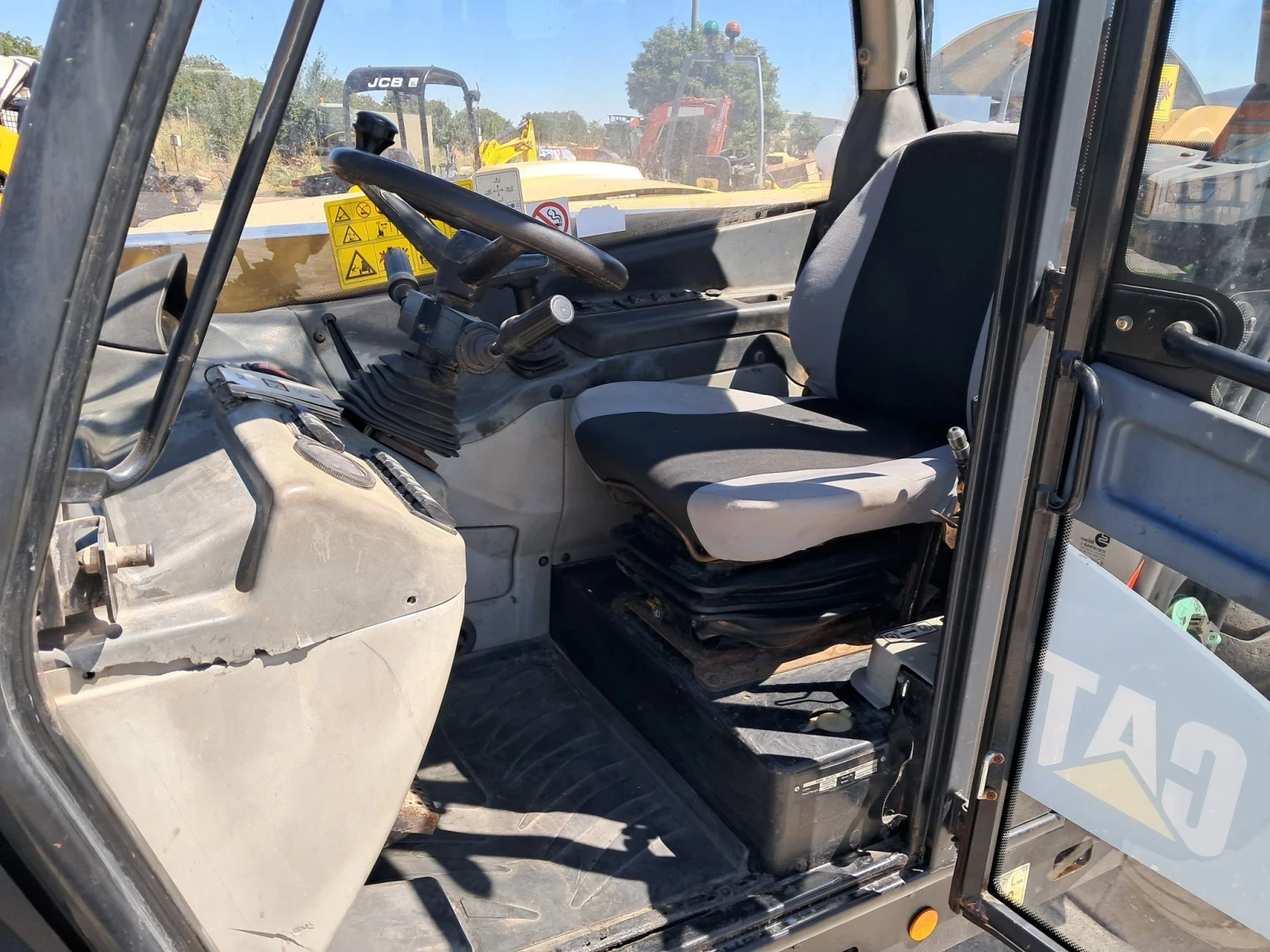 Телескопичен товарач Caterpillar TH 407 2009, снимка 5 - Селскостопанска техника - 55777265