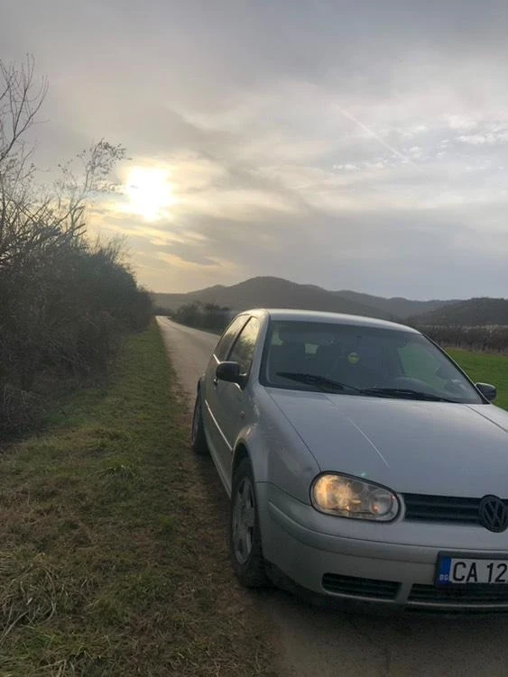 VW Golf 1.8 турбо, снимка 3 - Автомобили и джипове - 49534644