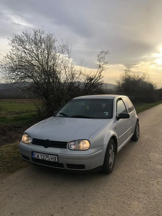 VW Golf 1.8 турбо, снимка 1 - Автомобили и джипове - 49534644