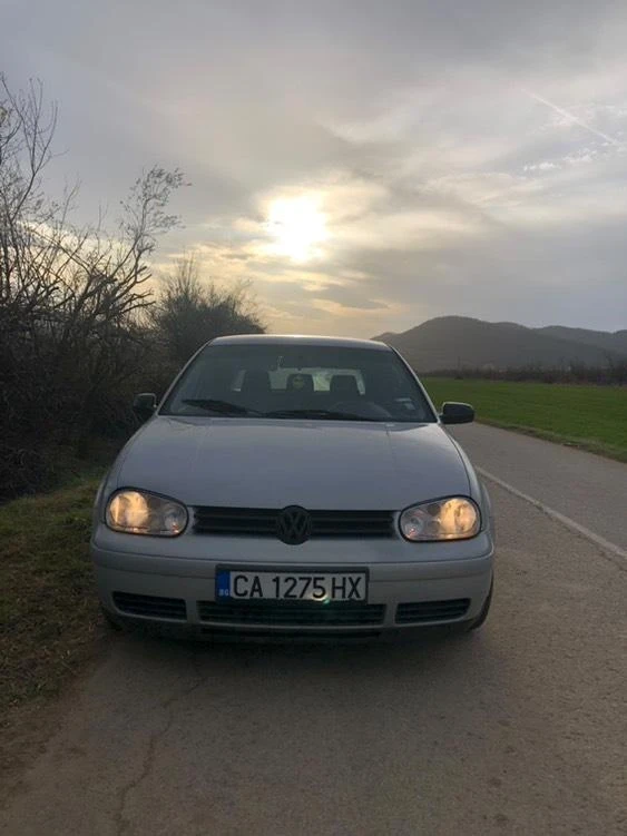 VW Golf 1.8 турбо, снимка 2 - Автомобили и джипове - 49534644