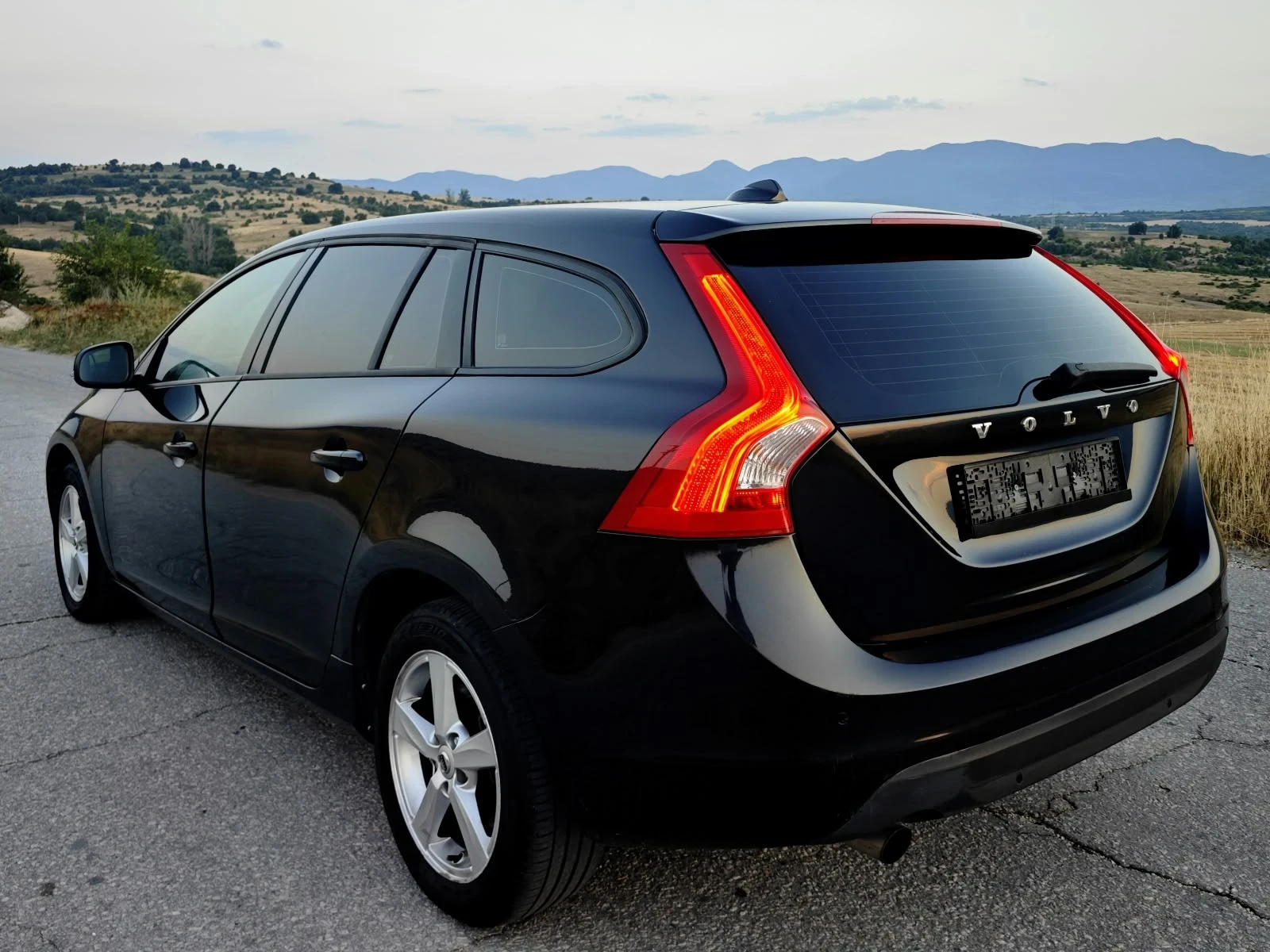 Volvo V60 * Exclusive* , снимка 5 - Автомобили и джипове - 55949024