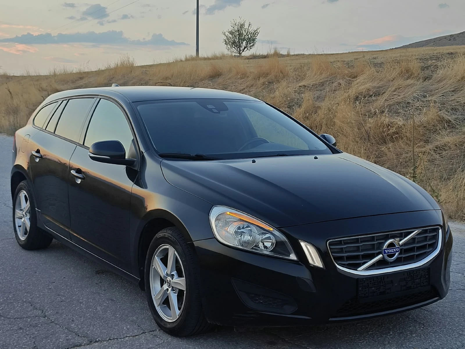 Volvo V60 * Exclusive* , снимка 3 - Автомобили и джипове - 55949024