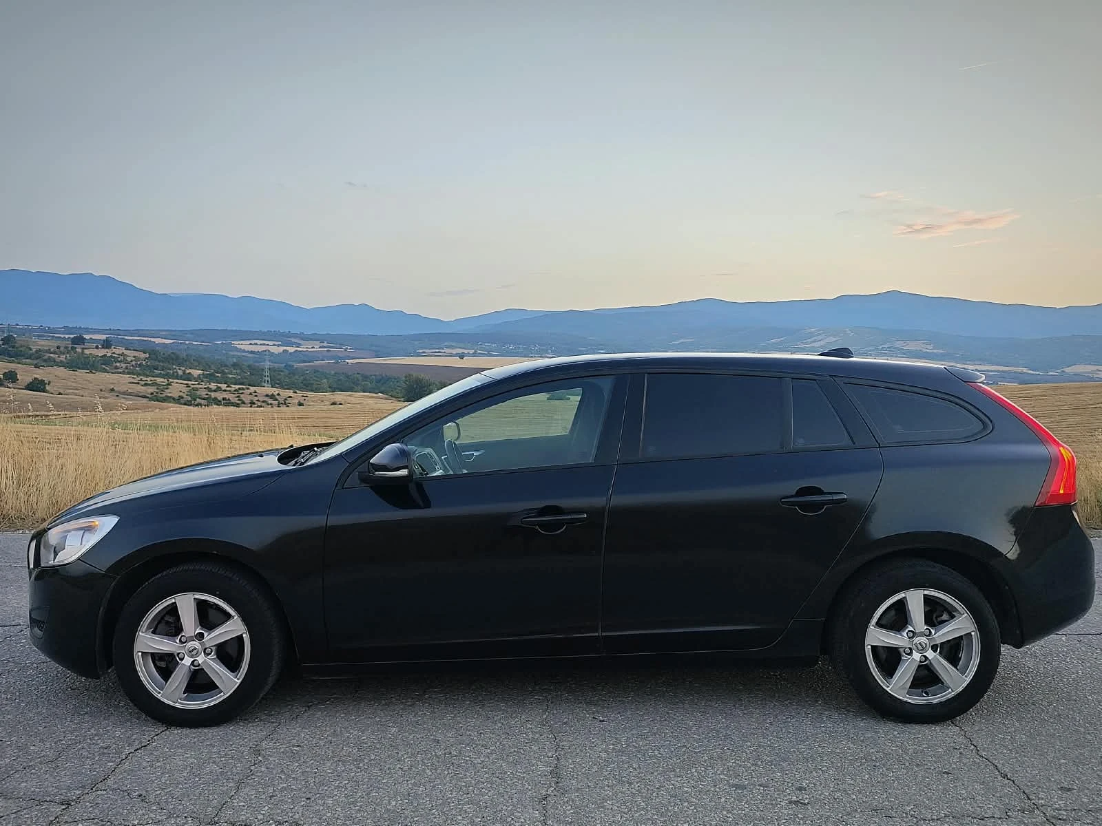 Volvo V60 * Exclusive* , снимка 6 - Автомобили и джипове - 55949024