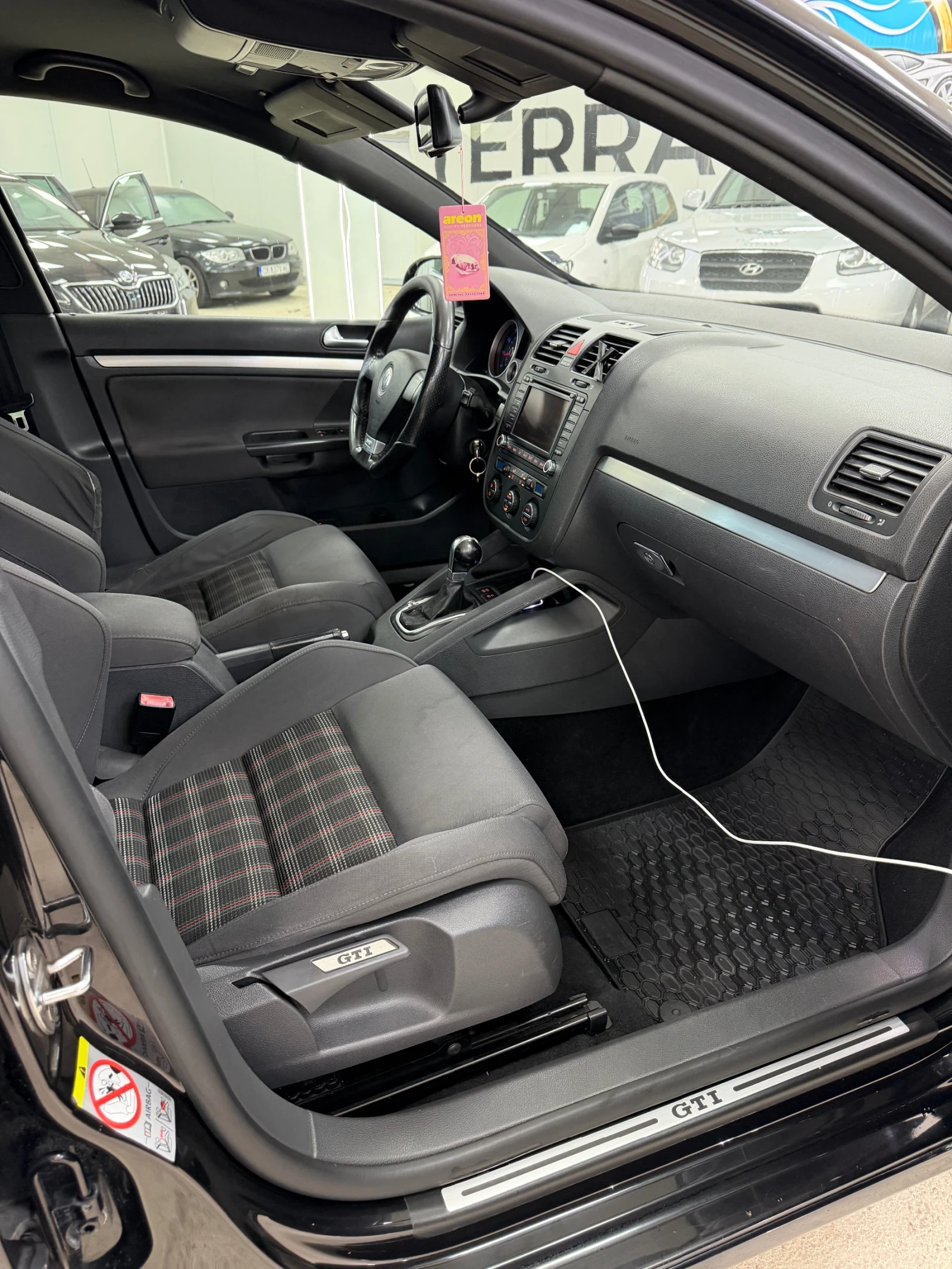 VW Golf 2.0TFSI, снимка 8 - Автомобили и джипове - 56521780