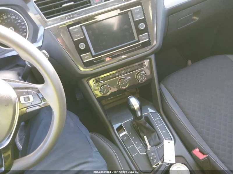 VW Tiguan 2.0T S FWD, снимка 11 - Автомобили и джипове - 53278158