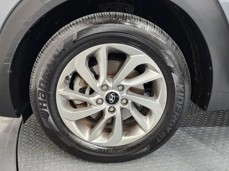 Hyundai Tucson 2.0 2WD STYLE, снимка 5 - Автомобили и джипове - 55801591