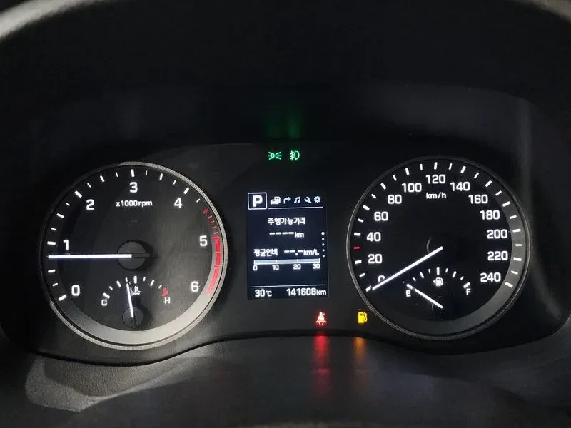 Hyundai Tucson 2.0 2WD STYLE, снимка 8 - Автомобили и джипове - 55801591