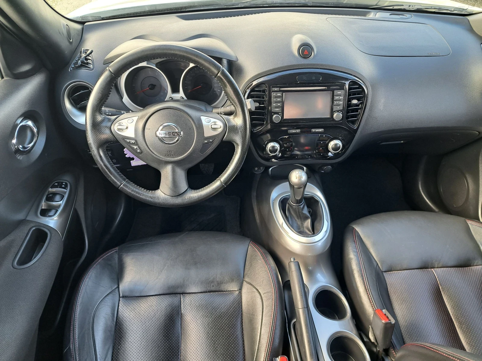 Nissan Juke 1.6 Кожа/Навигация, снимка 14 - Автомобили и джипове - 54410240