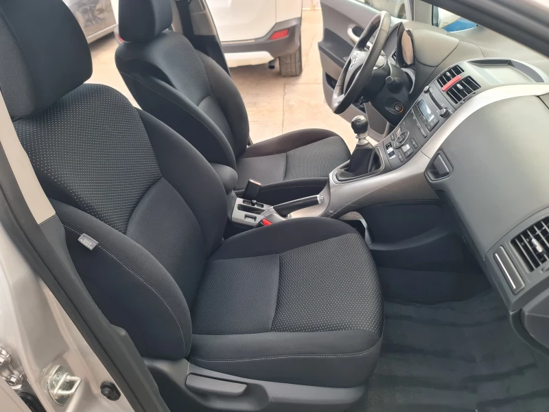 Toyota Auris 1.6 VVTI FaceLift Климатроник Парктроник Евро 5, снимка 8 - Автомобили и джипове - 48074208