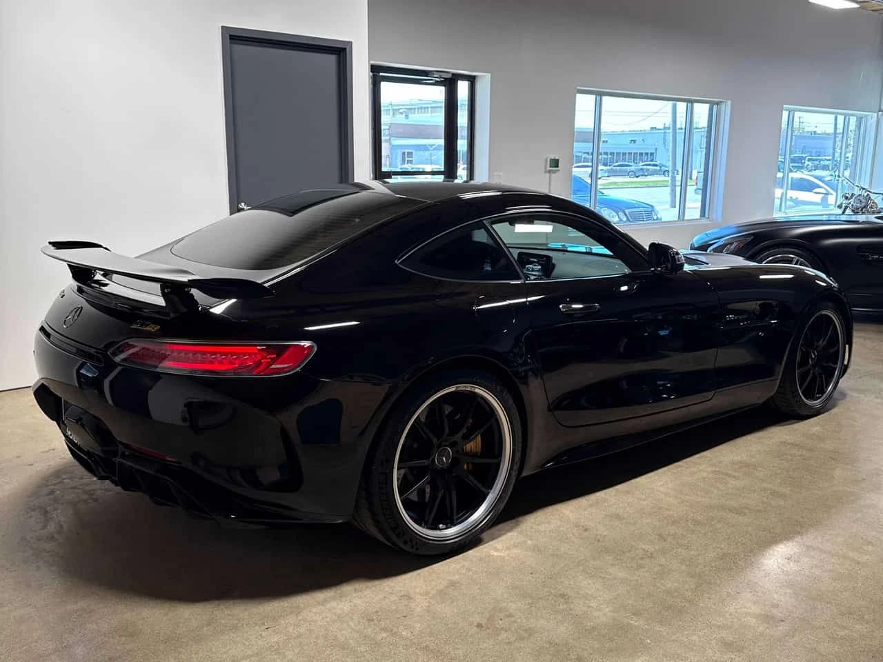 Mercedes-Benz AMG GT R V8 BITURBO| BURMESTER| HUD| 360| 2 КЛЮЧА, снимка 3 - Автомобили и джипове - 54641285