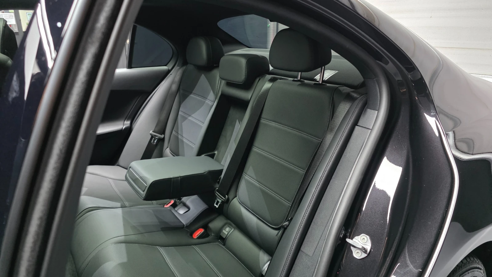 Mercedes-Benz C 200 Avantgarde, снимка 9 - Автомобили и джипове - 55885569
