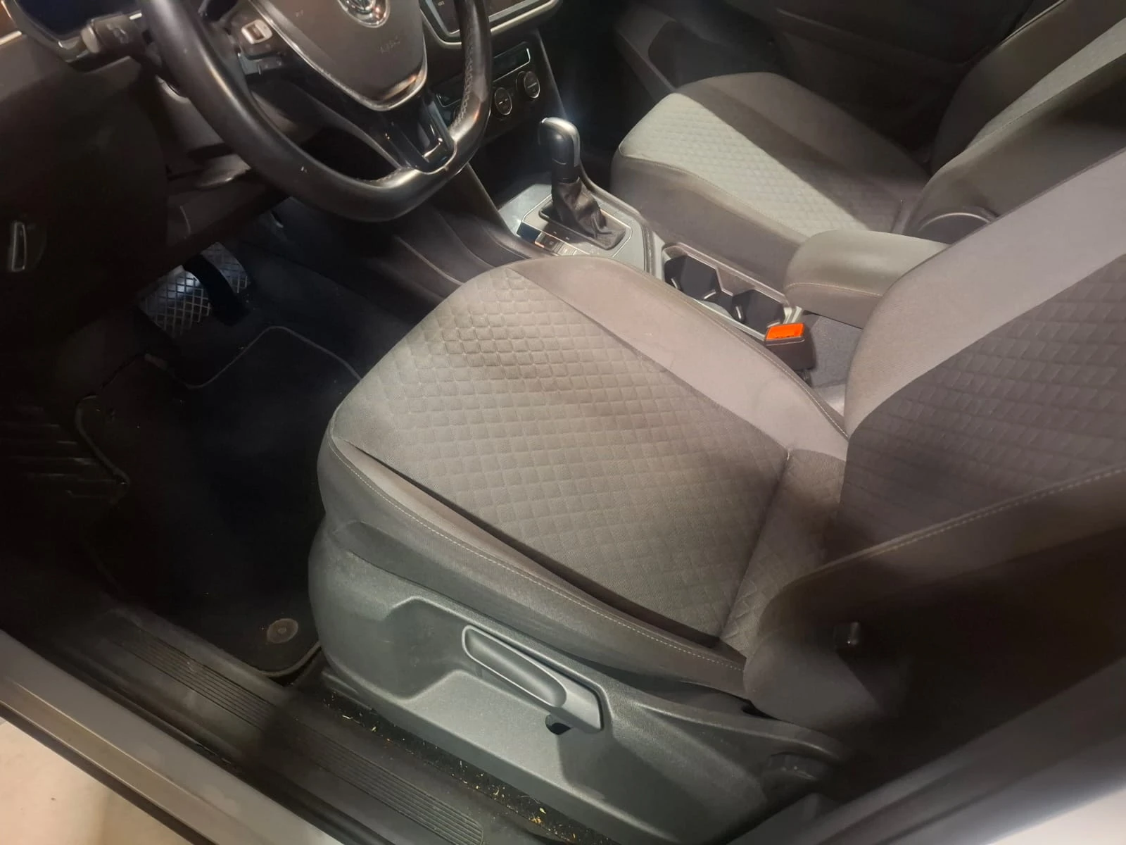VW Tiguan * R-LINE* 2020г. DIGITAL, LED, СЕРВИЗНА ИСТОРИЯ в , снимка 4 - Автомобили и джипове - 55445995