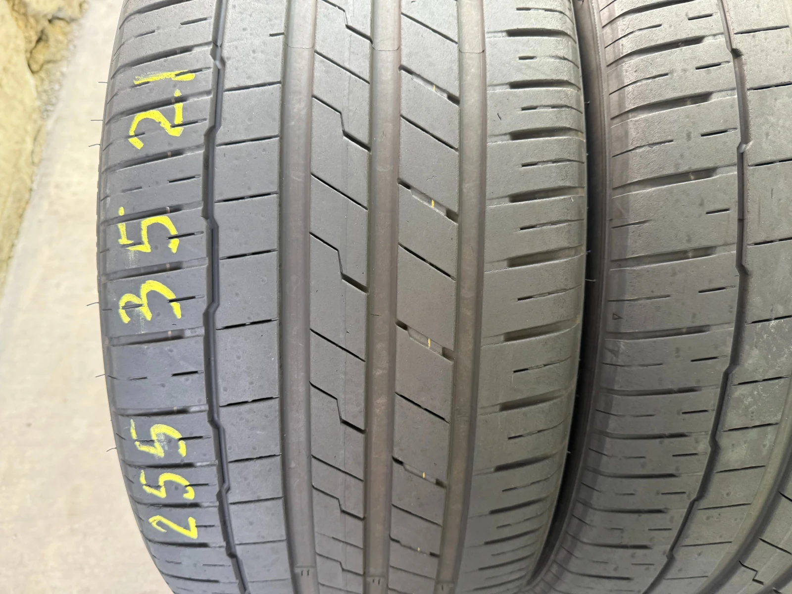 Гуми Летни 255/35R21, снимка 2 - Гуми и джанти - 54444295