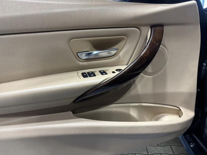 BMW 328 * i xDrive AWD/Leather/Sunroof/Heated Seats/ B Sen, снимка 10 - Автомобили и джипове - 53023534