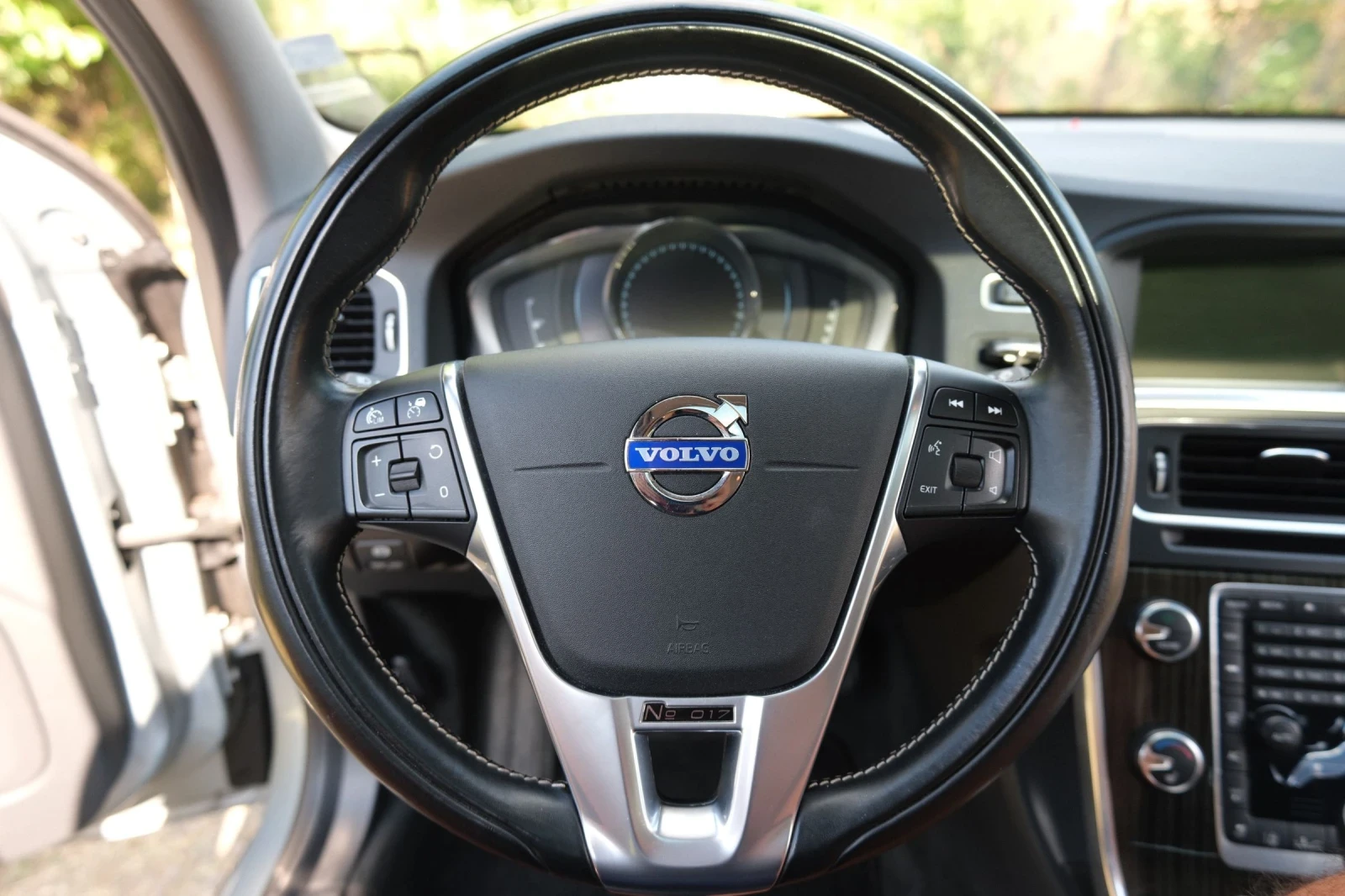 Volvo V60 2.4 D6 AWD Plug-ln Hybrid Pure Limited - изображение 7