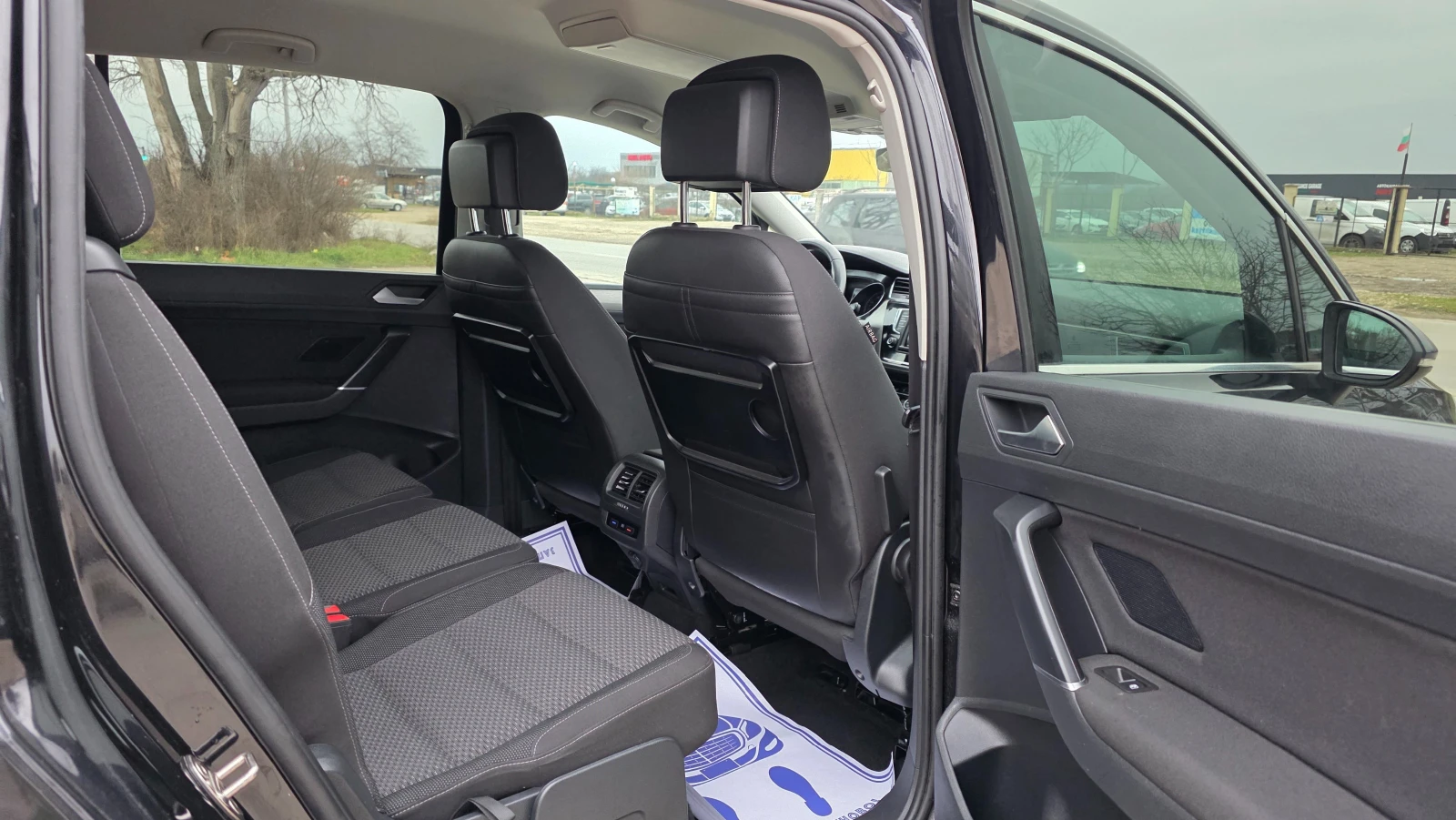 VW Touran KATO ЧИСТО НОВ/1.6d/110hp/7m, снимка 10 - Автомобили и джипове - 53989630