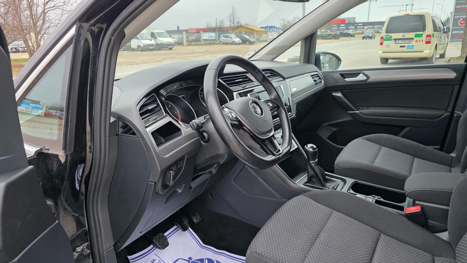 VW Touran KATO ЧИСТО НОВ/1.6d/110hp/7m, снимка 7 - Автомобили и джипове - 53989630