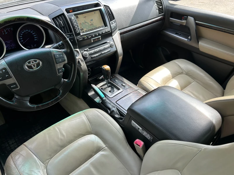 Toyota Land cruiser 200 V8, снимка 10 - Автомобили и джипове - 46952196