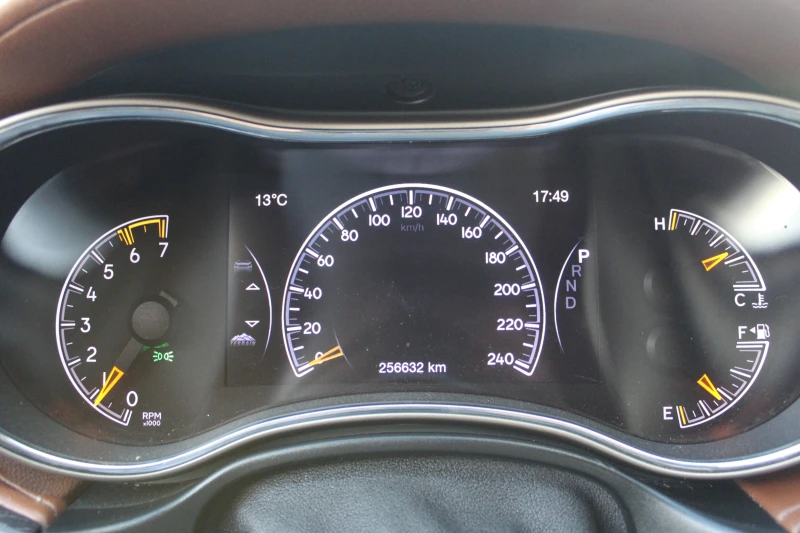 Jeep Grand cherokee SUMMIT* 5.7* 8ZF* TV* PANO* DISTRONIC* ОБДУХ* FULL, снимка 13 - Автомобили и джипове - 52457455