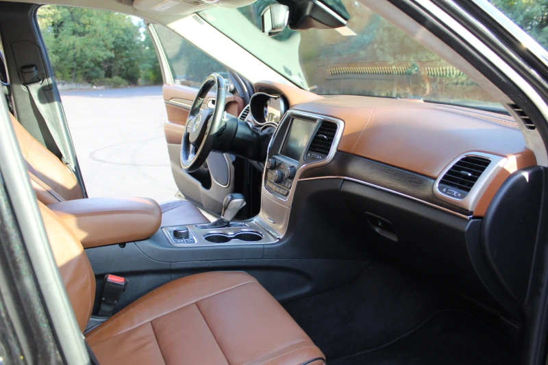 Jeep Grand cherokee SUMMIT* 5.7* 8ZF* TV* PANO* DISTRONIC* ОБДУХ* FULL, снимка 11 - Автомобили и джипове - 52457455