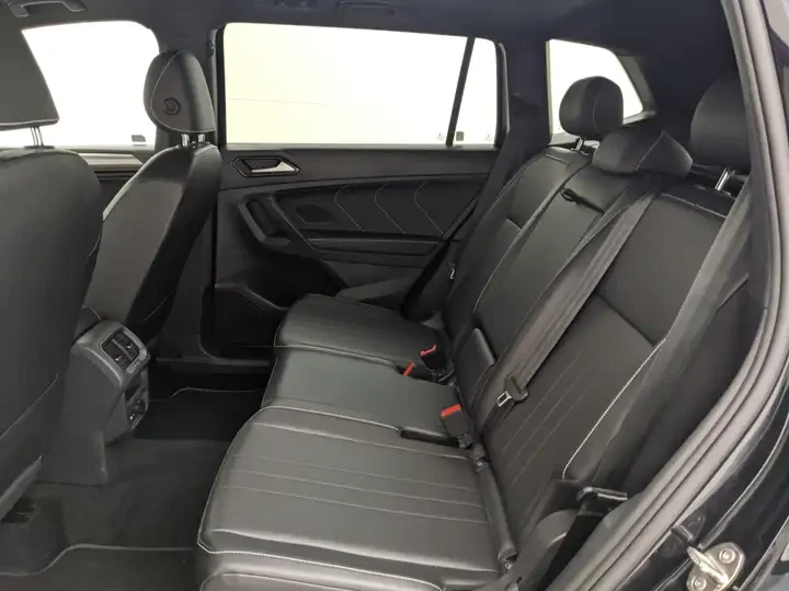 VW Tiguan Comfortline R-Line Black Edition/CARFAX/Blind spot, снимка 10 - Автомобили и джипове - 55173011