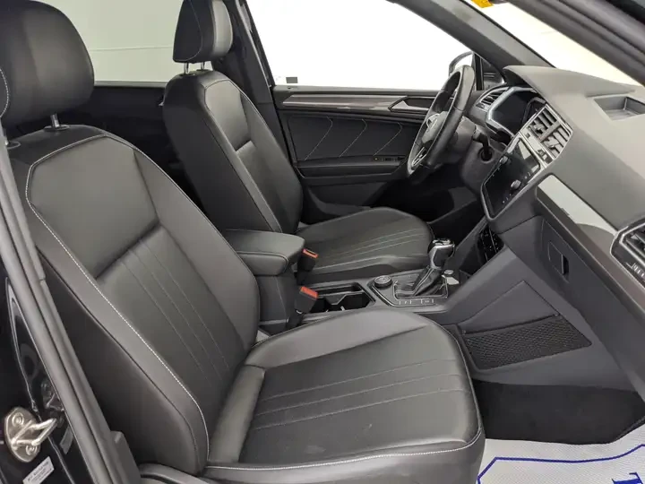 VW Tiguan Comfortline R-Line Black Edition/CARFAX/Blind spot, снимка 9 - Автомобили и джипове - 55173011