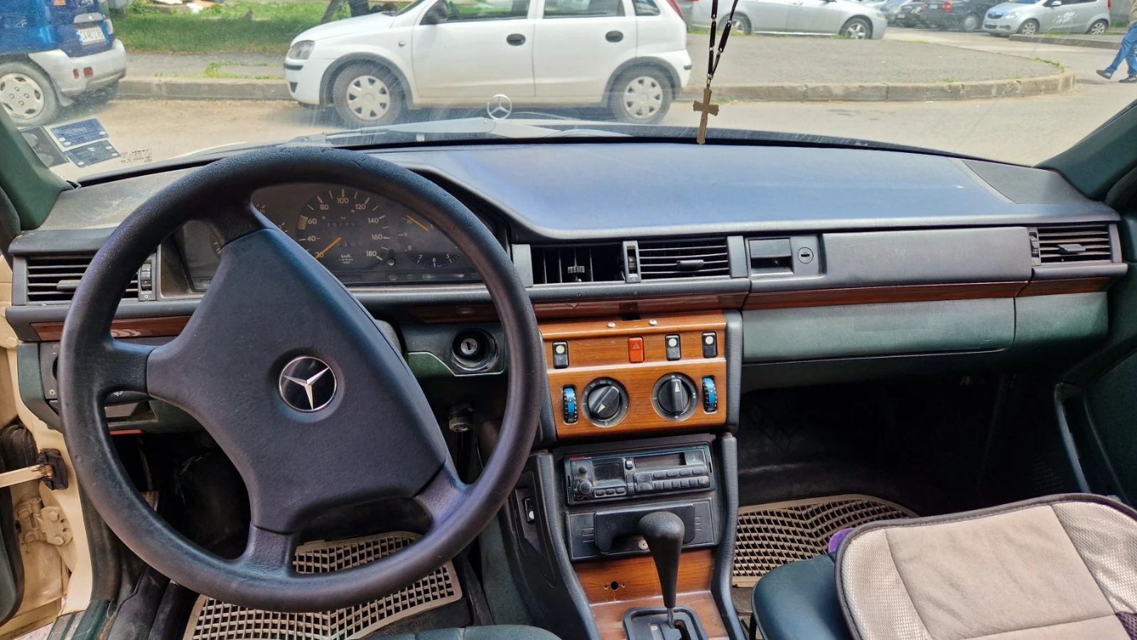 Mercedes-Benz 124 седан - изображение 3