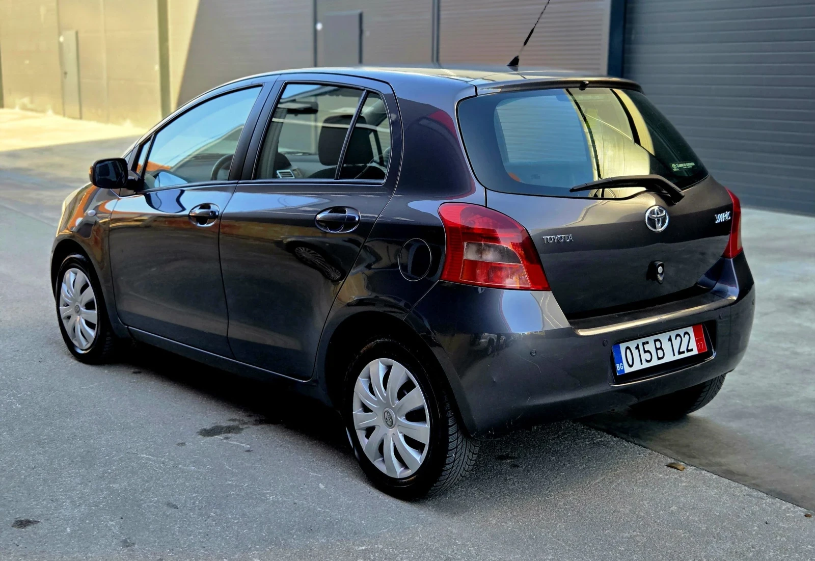 Toyota Yaris 1.3 - изображение 4