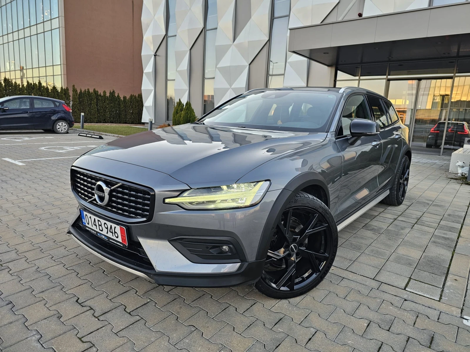 Volvo V60 Cross Country 2.0 B4 Mild Hybrid AWD �usiness pro line/FULL SERV | Mobile.bg � ����������� 1