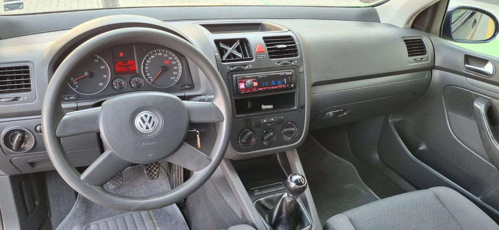 VW Golf 1.6 Бензин 102кс, снимка 9 - Автомобили и джипове - 55387332
