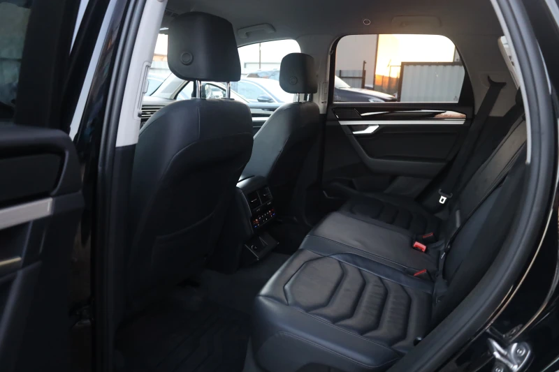 VW Touareg 3.0 TDI 4Motion Rline Luft ACC Kam SzH AHK #iCarbg, снимка 10 - Автомобили и джипове - 52804428