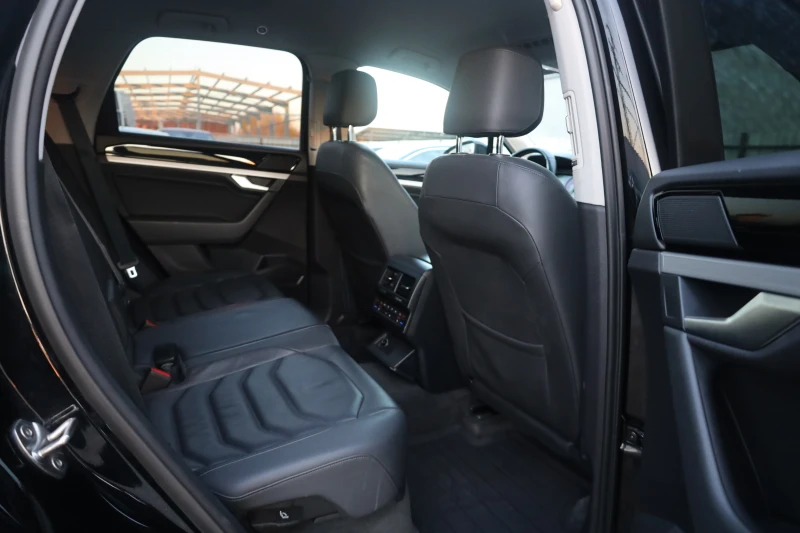 VW Touareg 3.0 TDI 4Motion Rline Luft ACC Kam SzH AHK #iCarbg, снимка 8 - Автомобили и джипове - 52804428