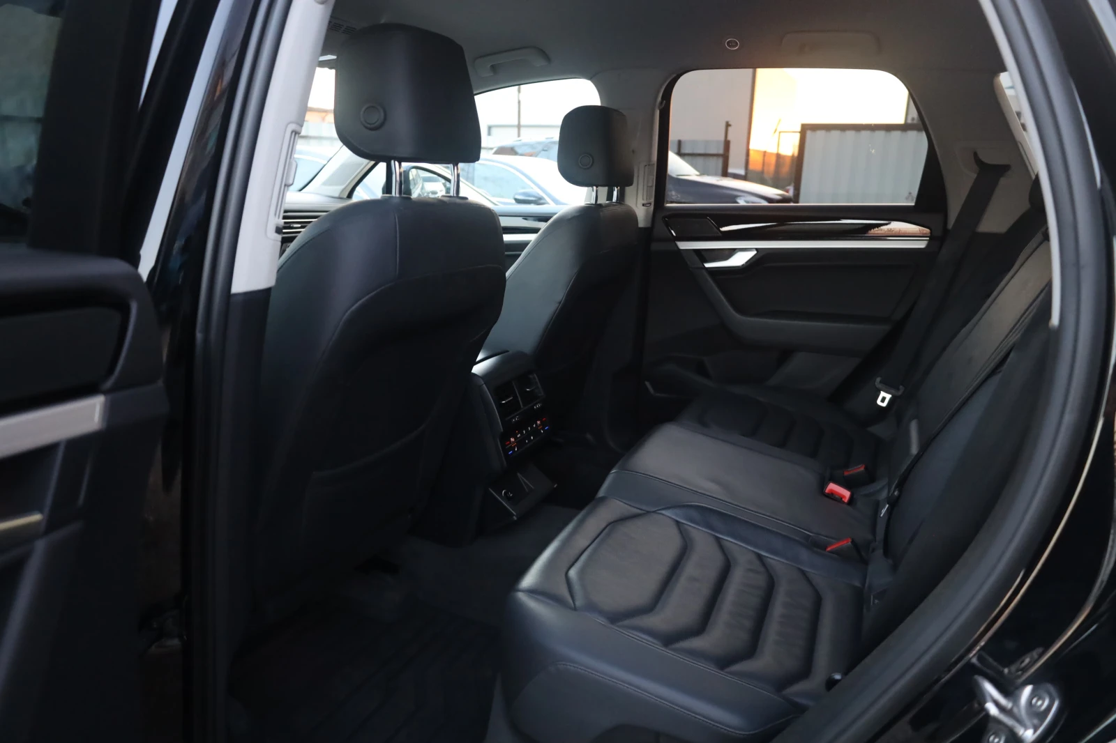 VW Touareg 3.0 TDI 4Motion Rline Luft ACC Kam SzH AHK #iCarbg - изображение 10