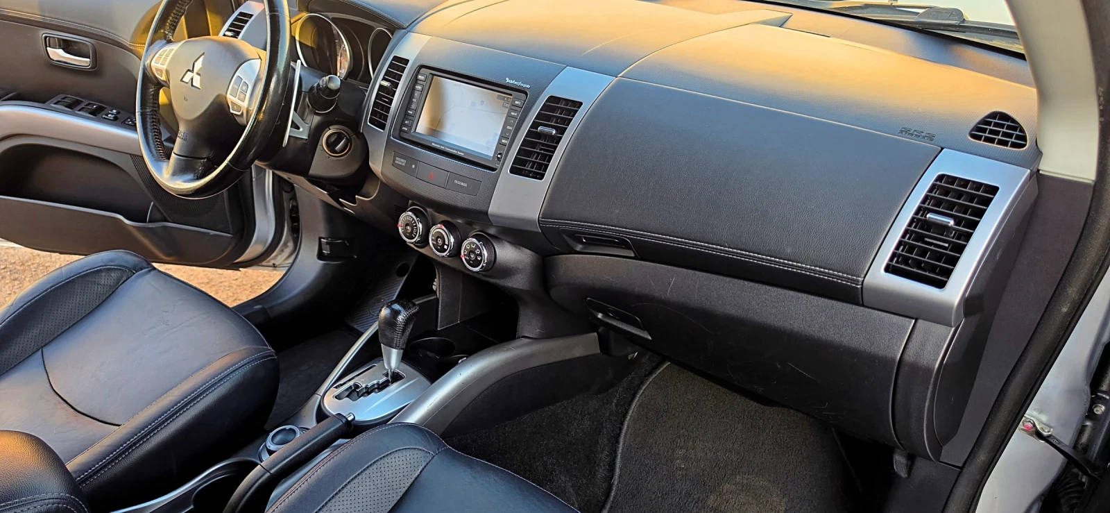 Mitsubishi Outlander 2.4i 4x4 Швейцария , снимка 12 - Автомобили и джипове - 55105672