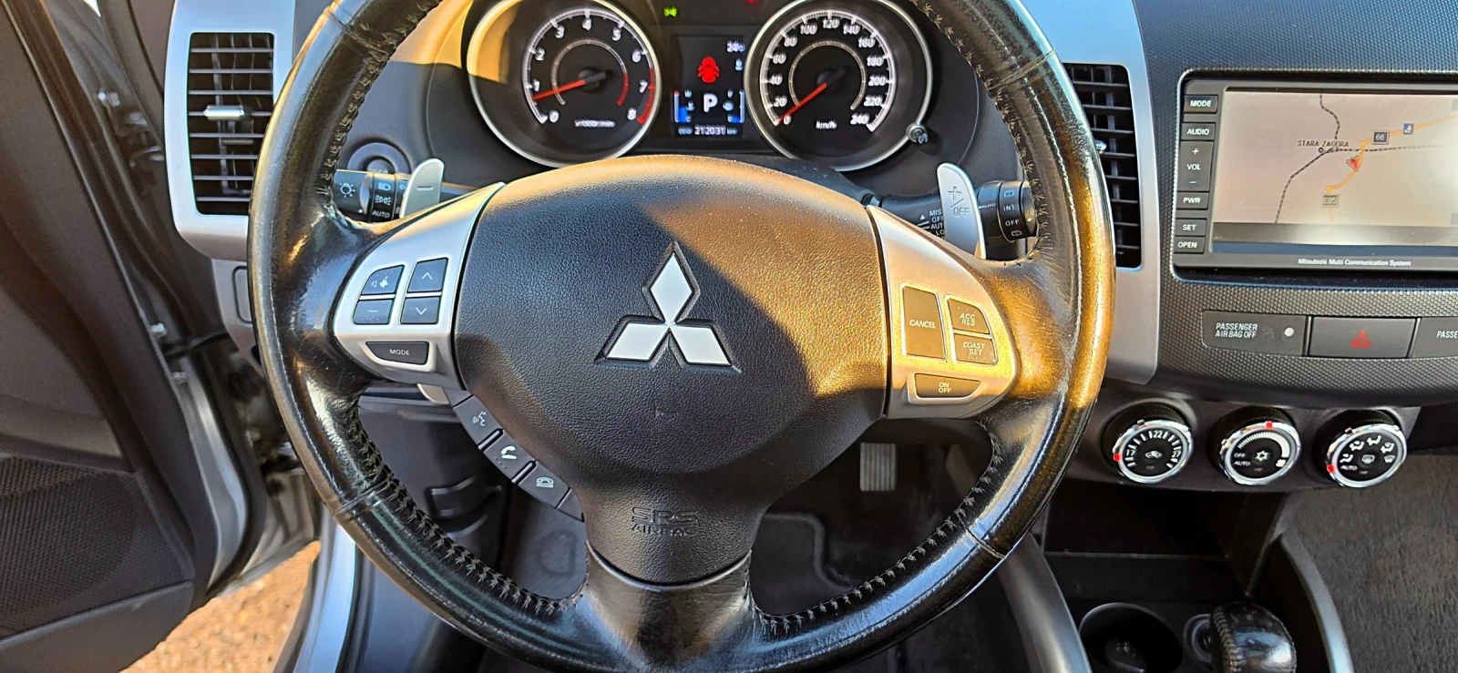 Mitsubishi Outlander 2.4i 4x4 Швейцария , снимка 9 - Автомобили и джипове - 55105672