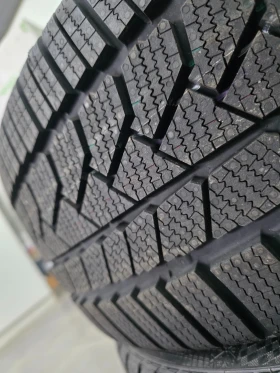 Гуми Зимни 225/40R19, снимка 1