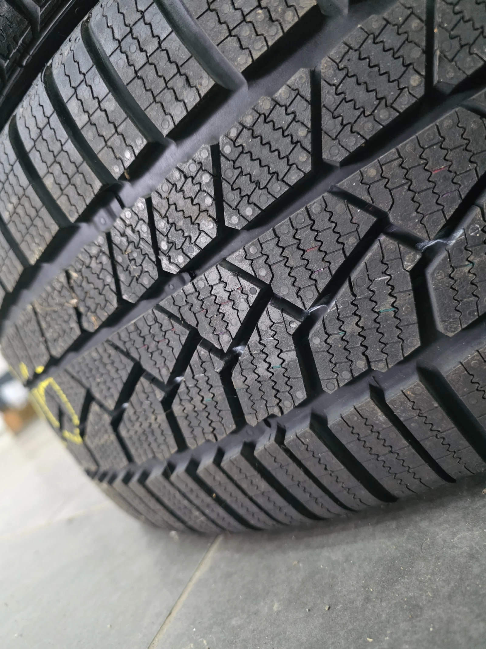 Гуми Зимни 225/40R19, снимка 2 - Гуми и джанти - 54174246