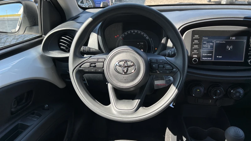 Toyota Aygo 1.0i X-Play , Месечна вноска от 236 лева, снимка 9 - Автомобили и джипове - 48112612