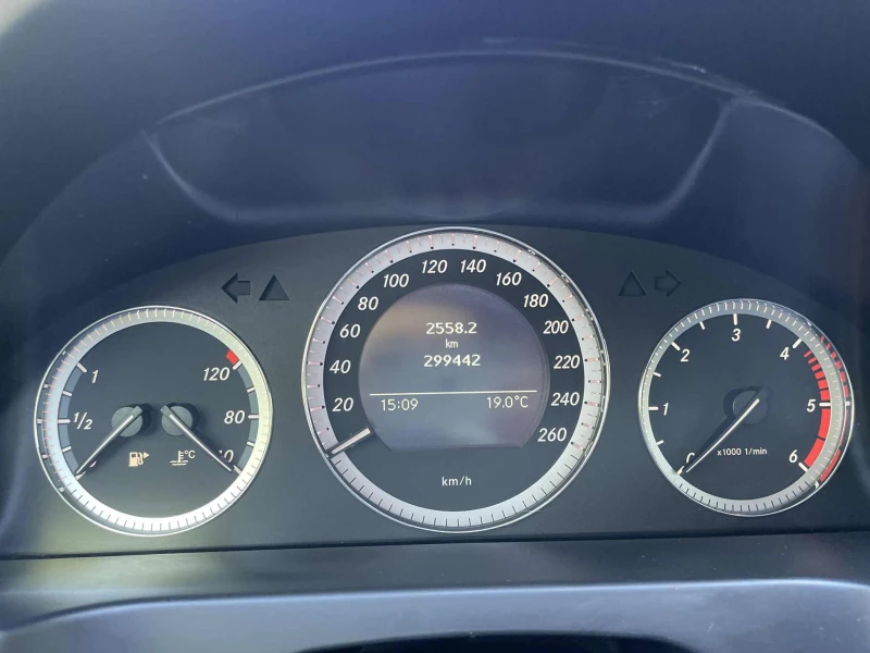 Mercedes-Benz C 220 AMG C63, снимка 4 - Автомобили и джипове - 53472796