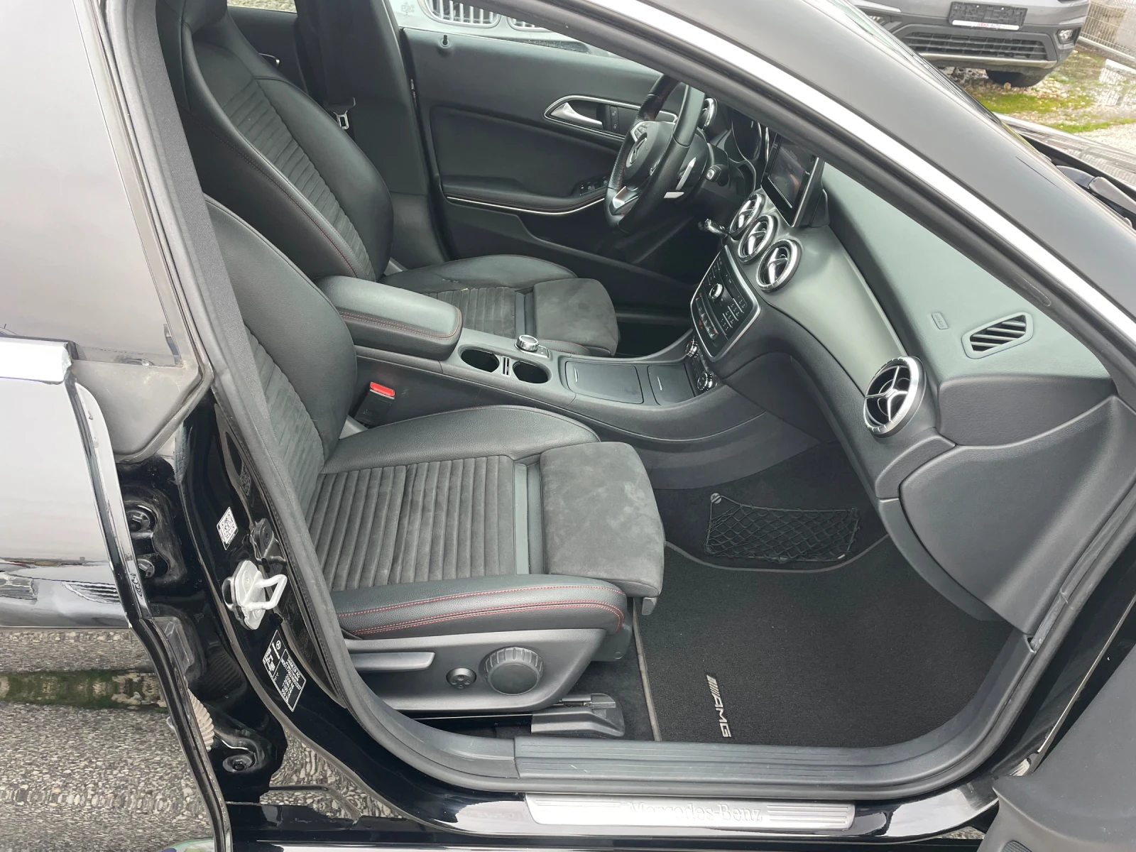 Mercedes-Benz CLA 220 AMG FULL | Mobile.bg — изображение 13