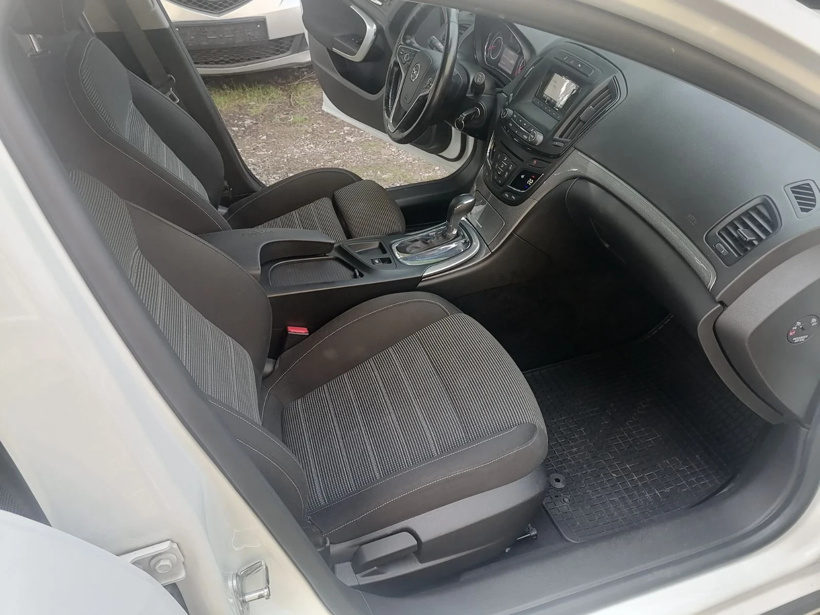 Opel Insignia 1.6d, снимка 9 - Автомобили и джипове - 54776144
