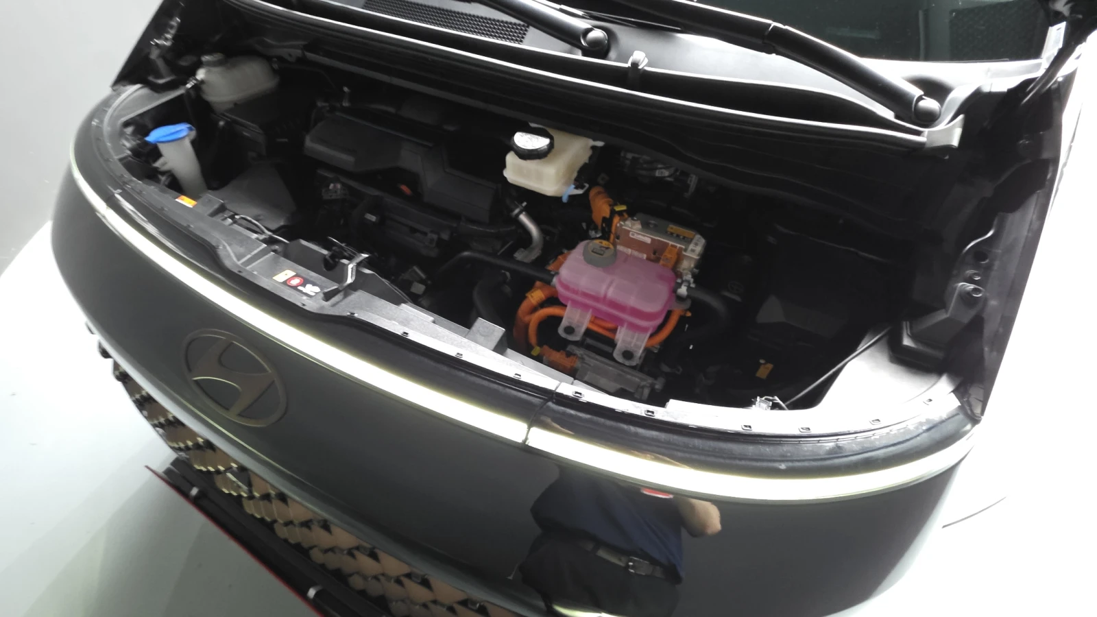 Hyundai Staria 1.6 HEV Inspiration* BOSE* BLIND SPOT* КРАЙНА ЦЕНА, снимка 6 - Автомобили и джипове - 55409134