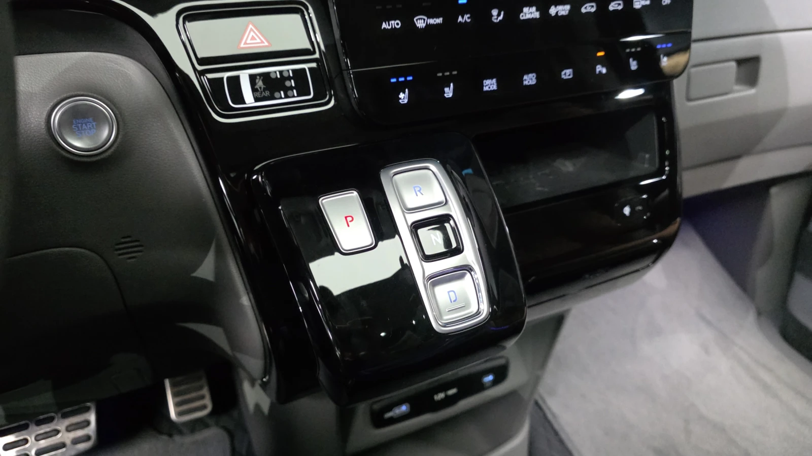 Hyundai Staria 1.6 HEV Inspiration* BOSE* BLIND SPOT* КРАЙНА ЦЕНА, снимка 9 - Автомобили и джипове - 55409134